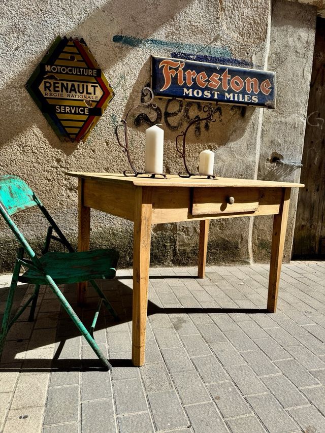 Mesa antigua de masía. maciza Vintage 