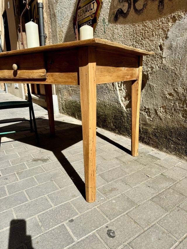 Mesa antigua de masía. maciza Vintage 