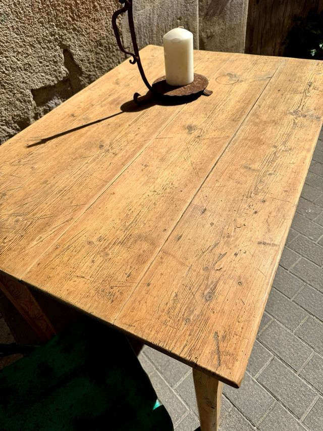 Mesa antigua de masía. maciza Vintage 