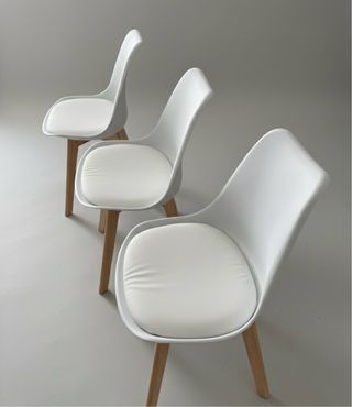 Sedie bianche in stile scandinavo