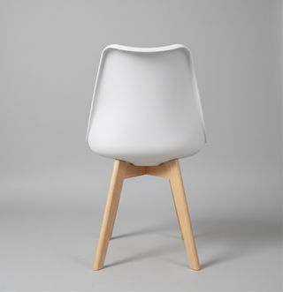Sedie bianche in stile scandinavo