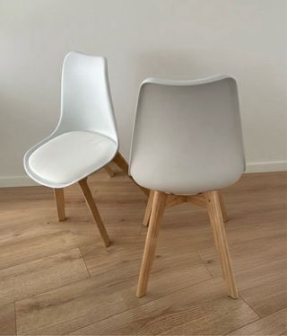 Sedie bianche in stile scandinavo