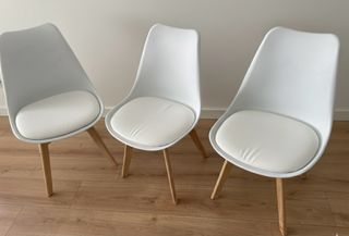 Sedie bianche in stile scandinavo