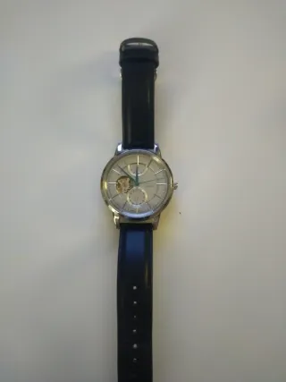 Reloj de pulsera con correa de cuero