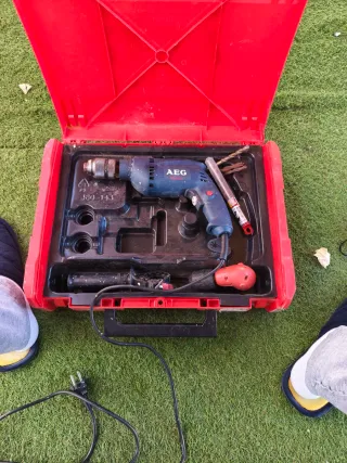 Taladro AEG SBE 630 R con maletín