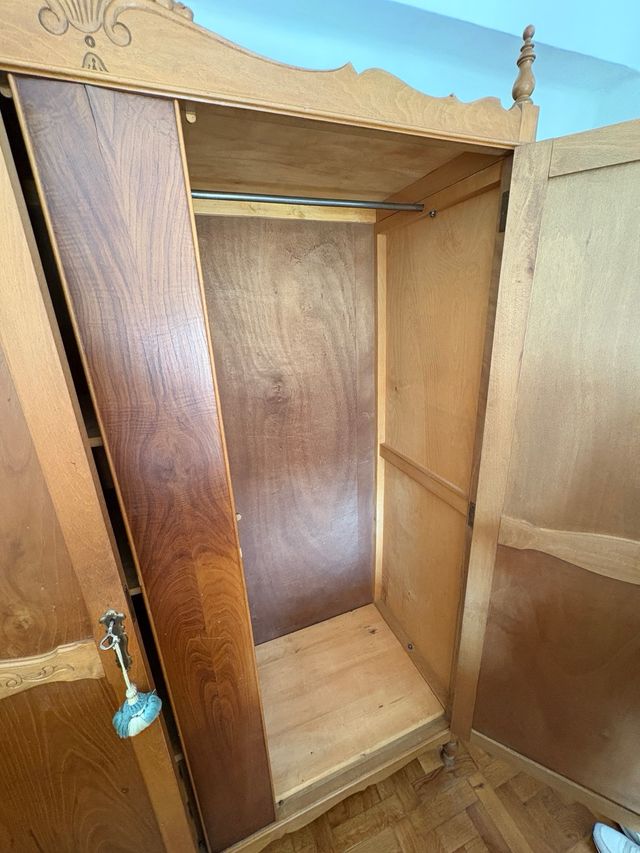 Armario de madera con 2 puertas