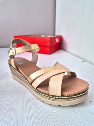 Sandalias cuña Xti beige-dorado Talla 40