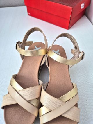 Sandalias cuña Xti beige-dorado Talla 40