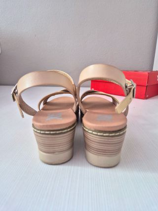 Sandalias cuña Xti beige-dorado Talla 40