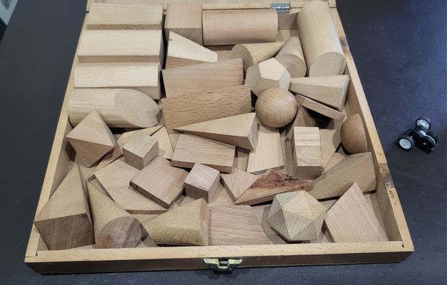 Caixa de madeira para figuras geométricas.
