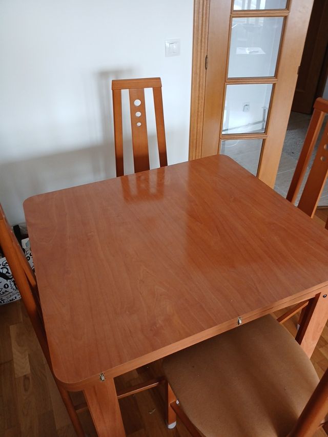 URGE un poco. Mesa, 4 Sillas y Vitrina Madera