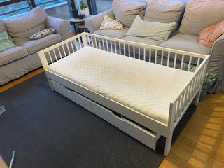 Cama infantil Ikea con colchón y cajones