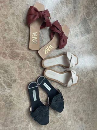 Sandalias planas Zara marrones, blancas y negras.