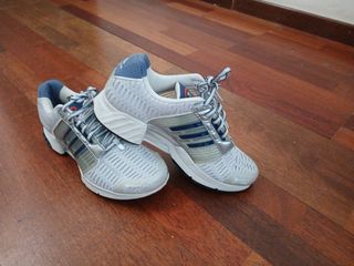Zapatillas Adidas plateadas y blancas
