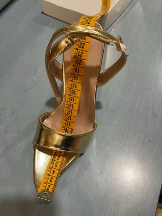 Zapatos de tacón dorados talla 35