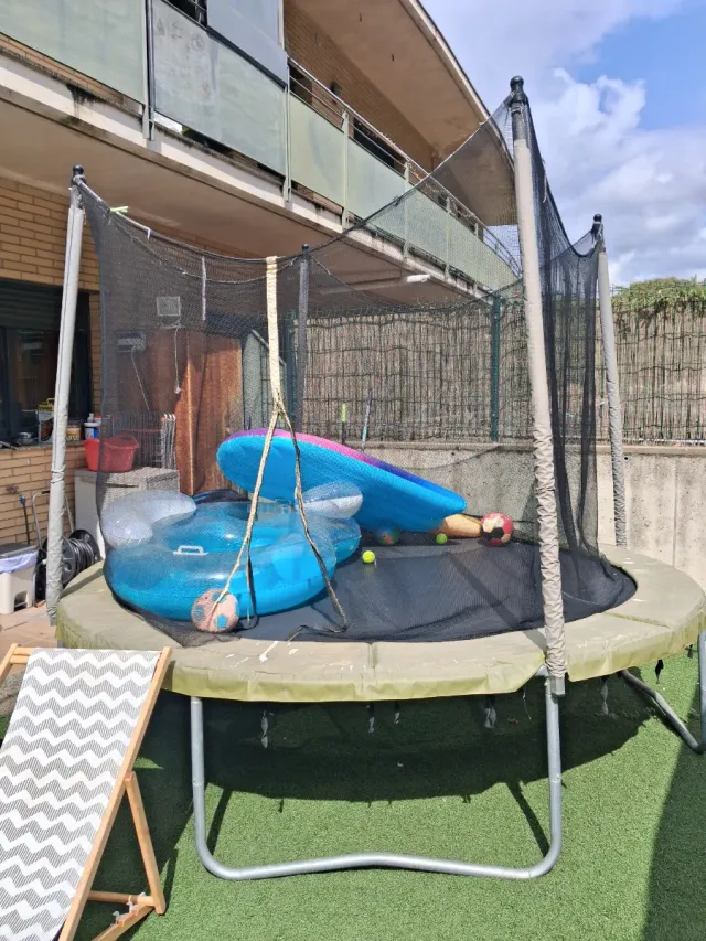 Cama elástica con red de seguridad