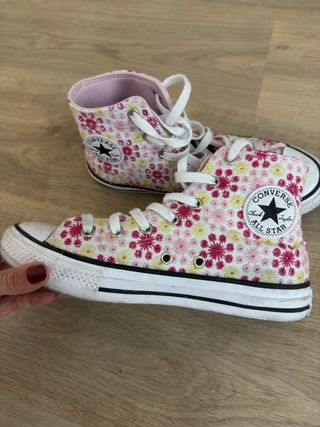 Converse flores rosas y blancas bordadas