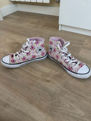 Converse flores rosas y blancas bordadas
