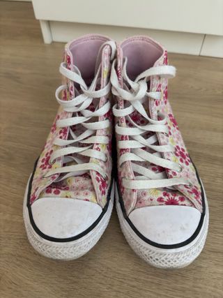 Converse flores rosas y blancas bordadas