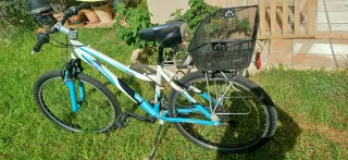 Bicicleta de montaña blanca y azul