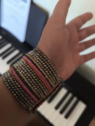 Pulsera multicolor y plateada