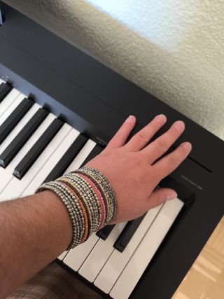 Pulsera multicolor y plateada