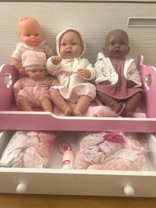 Lote de 4 bebés, cuna nenuco y ropa