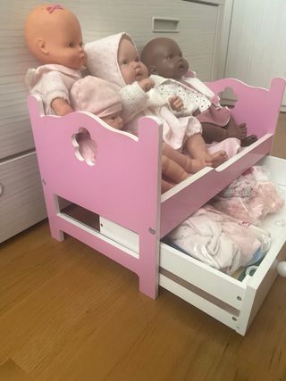 Lote de 4 bebés, cuna nenuco y ropa