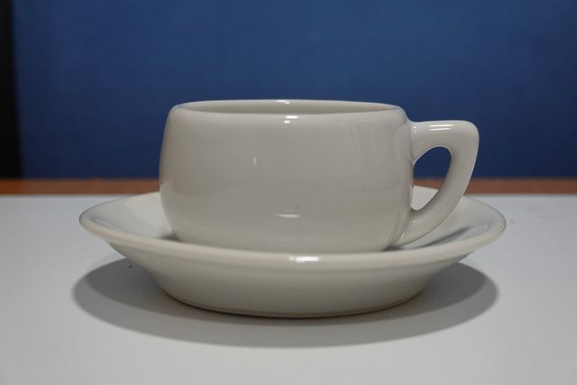 Taza y plato de porcelana vintage