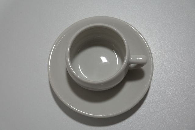 Taza y plato de porcelana vintage