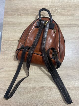 Mochila pequeña de piel marrón 
