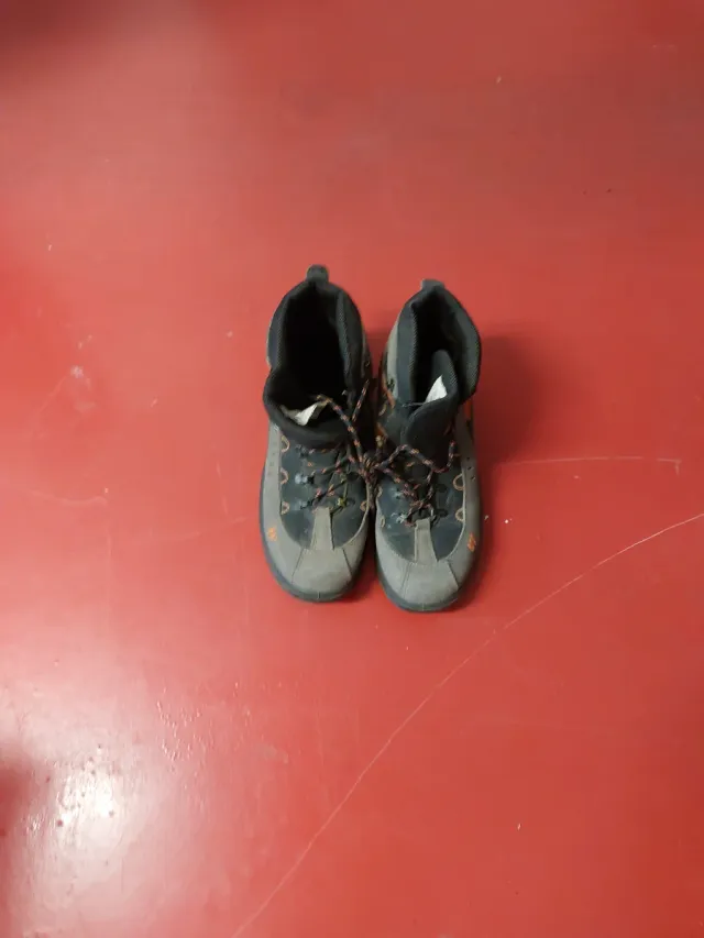 Botas de montaña grises y naranjas