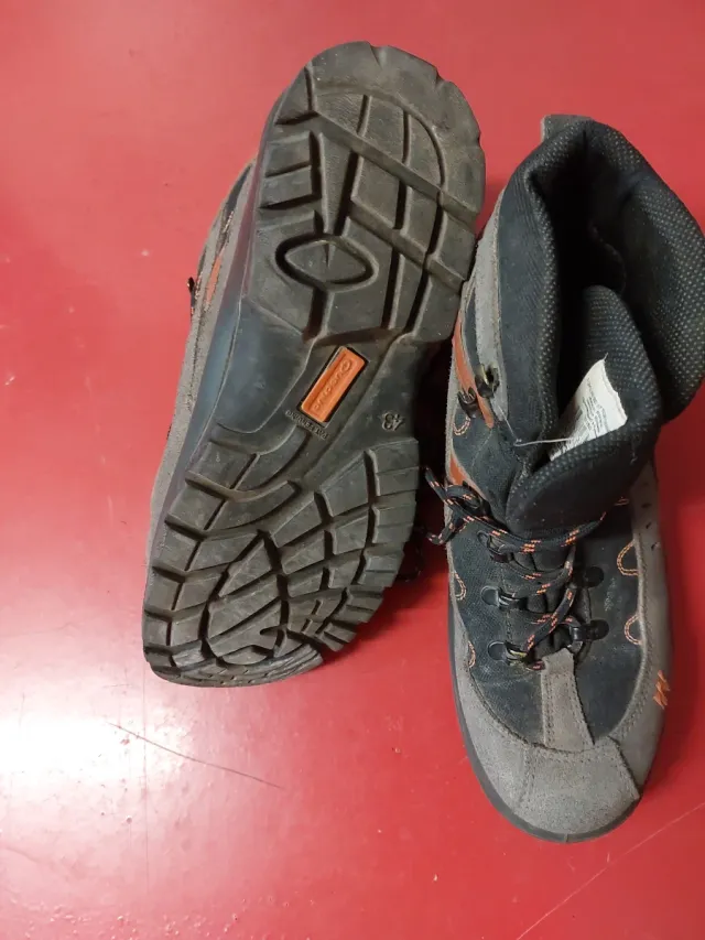 Botas de montaña grises y naranjas