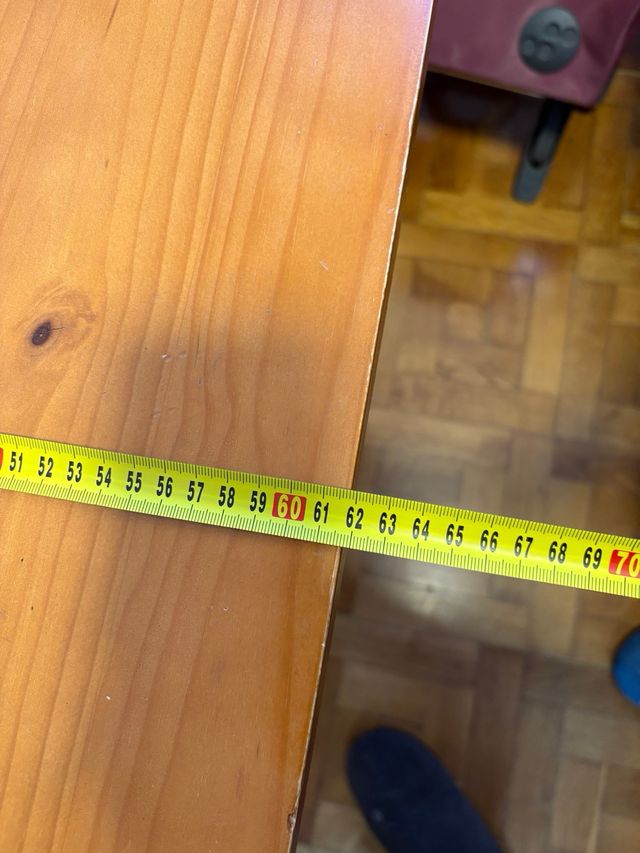 Escritorio de madera con cajón