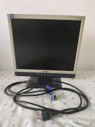 Hyundai Monitor LCD de pantalla plana L72S de 17"
