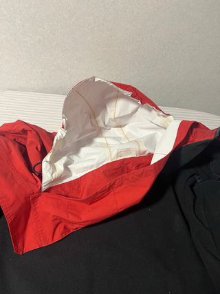 Cazadora deportiva roja mujer. Senderismo. 