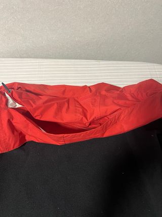 Cazadora deportiva roja mujer. Senderismo. 