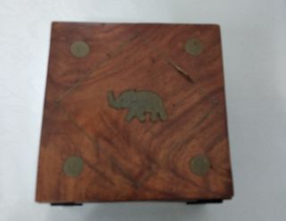Caja de madera con elefante y detalles dorados