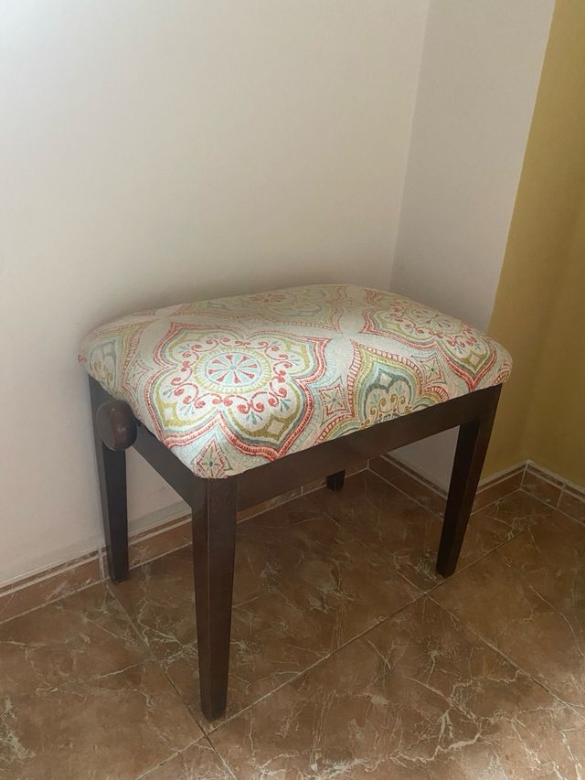 Banqueta de piano con estampado floral
