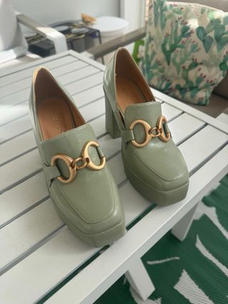 Zapatos tacón cuadrado Noa Harmon verdes dorados