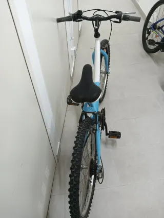 Bicicleta de Montaña Azul y Blanca