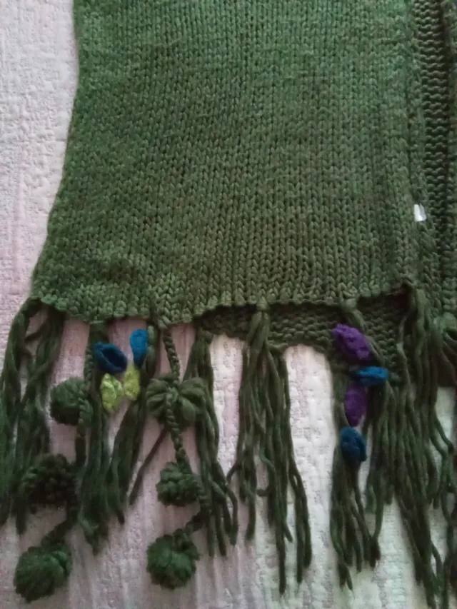 Poncho de punto en verde y morado