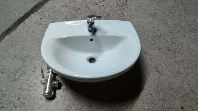 Lavabo Roca con grifo