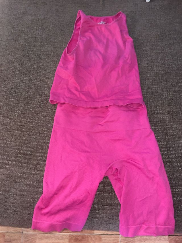 Conjunto deportivo rosa