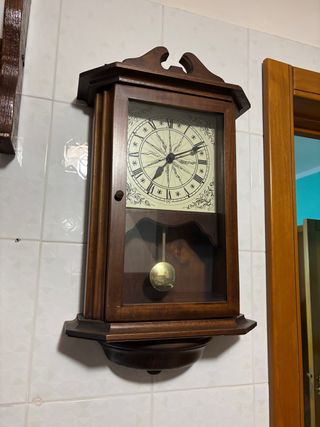 Orologio a pendolo in legno