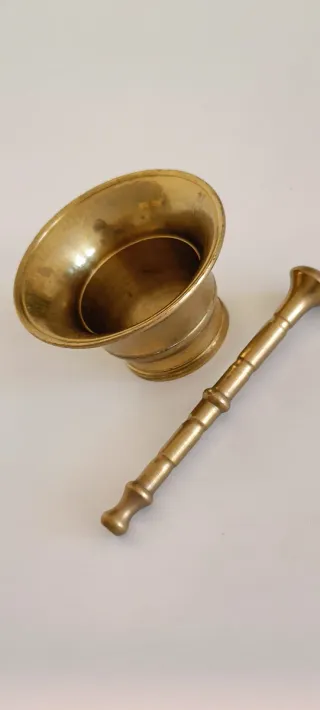 Mortero y mano de bronce