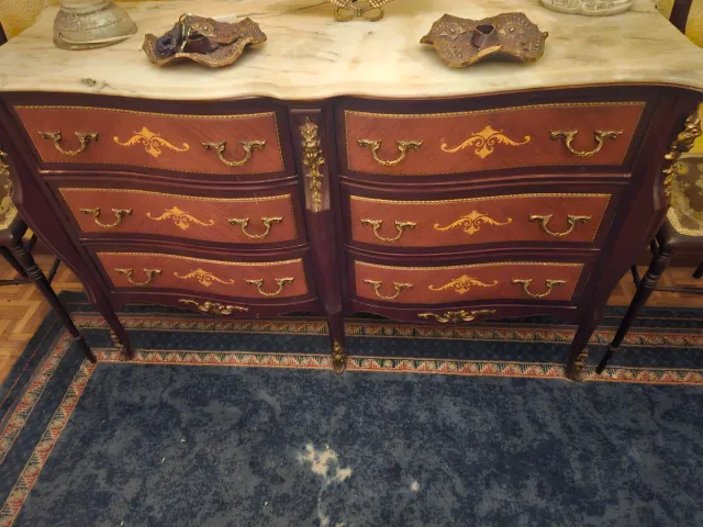 Aparador de madera con mármol