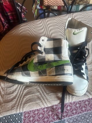 Botas Nike a cuadros verdes y blancas