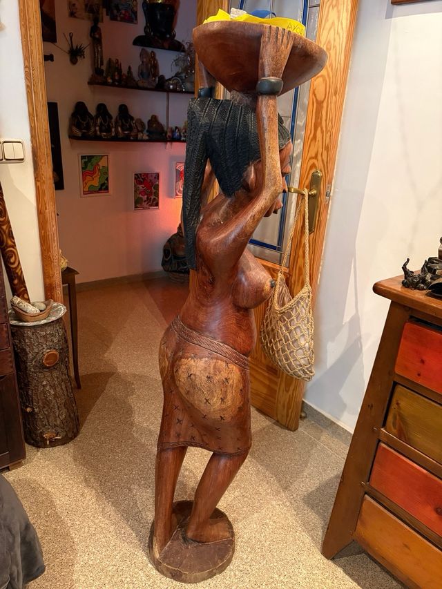 Figura de madera mujer africana