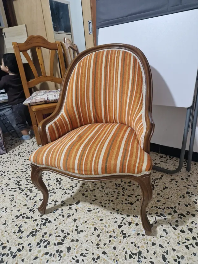 Sillón tapizado rayas madera
